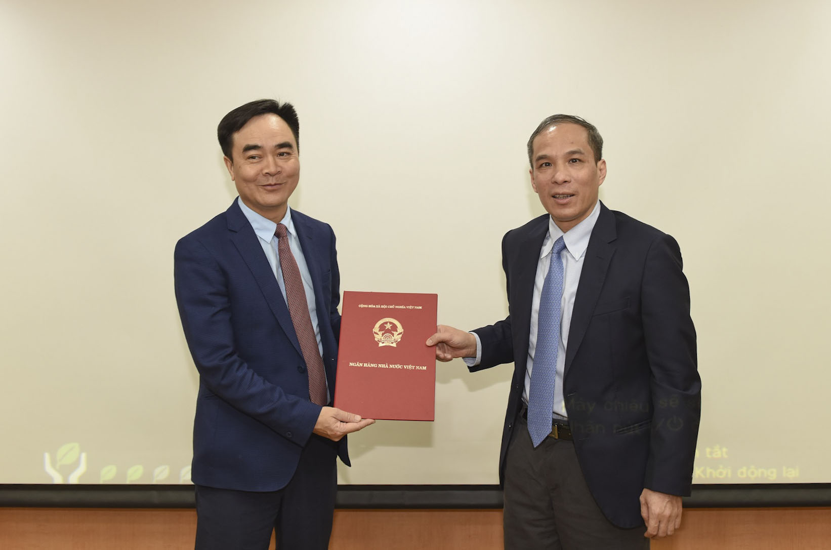 Phó Thống đốc Đoàn Thái Sơn trao Quyết định giao Quyền Chánh Thanh tra, giám sát ngân hàng cho ông Nguyễn Tuấn Anh