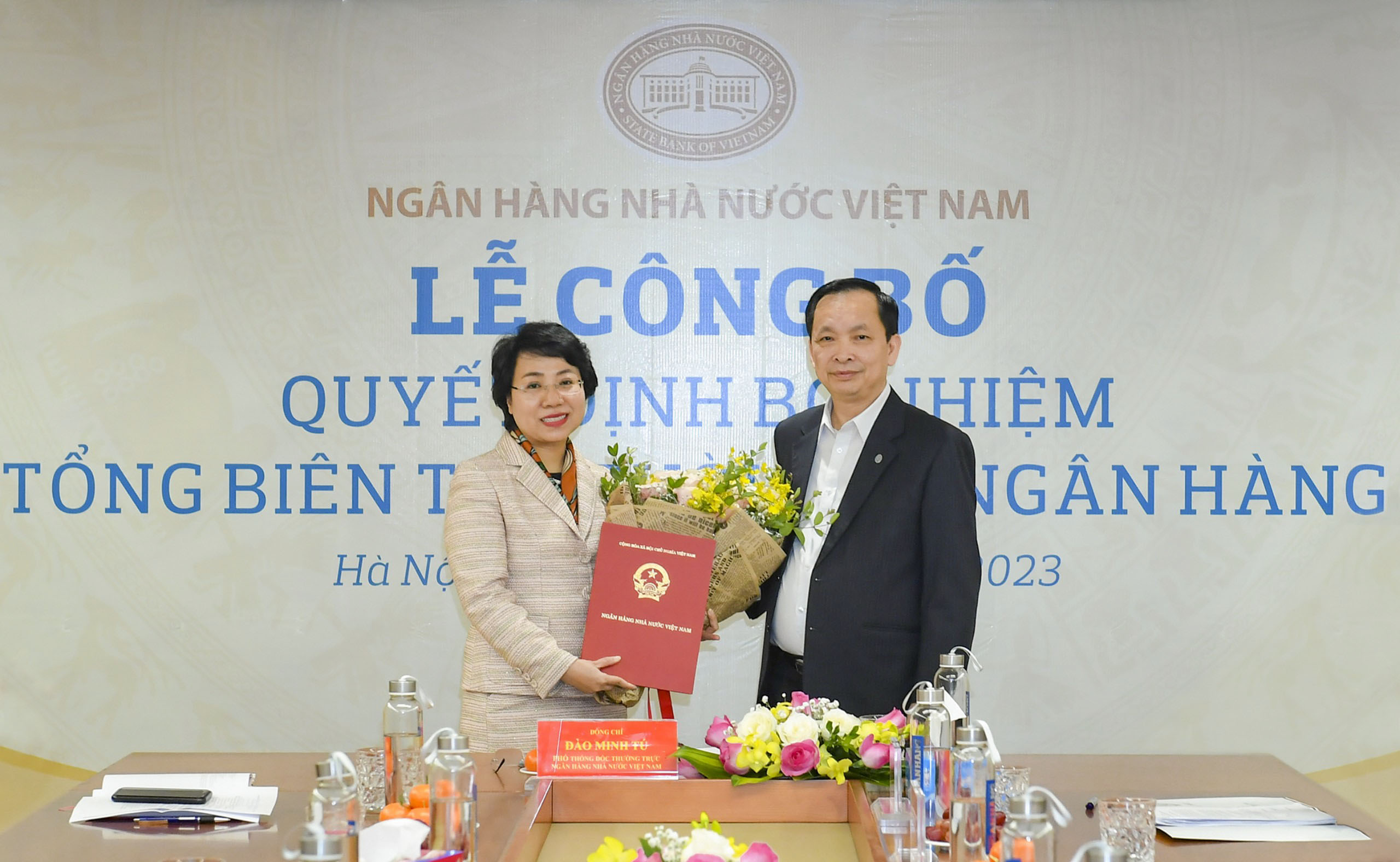 Phó Thống đốc Thường trực Đào Minh Tú trao Quyết định bổ nhiệm Tổng Biên tập Thời báo Ngân hàng cho bà Hoàng Thanh Nhàn