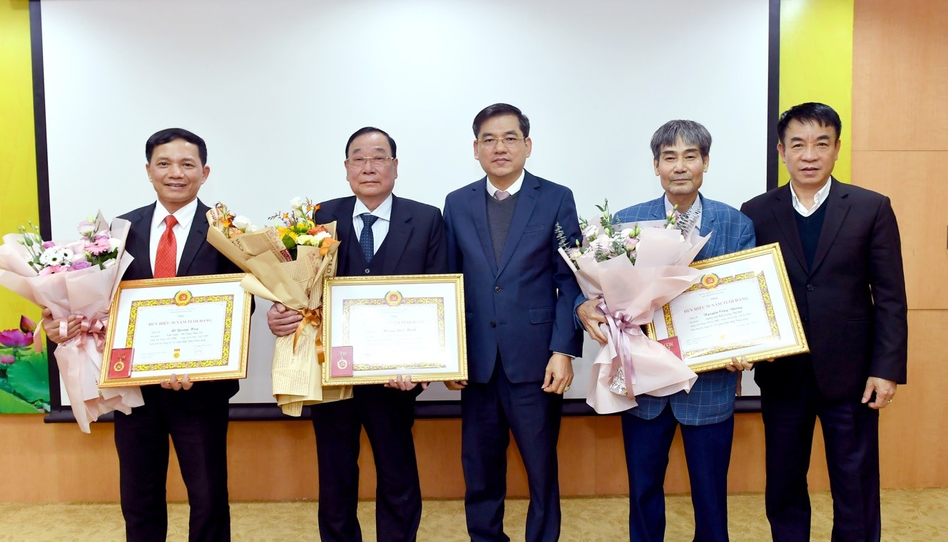 Trao tặng Huy hiệu 30 năm tuổi Đảng cho các đảng viên Đảng bộ Cơ quan Thanh tra, giám sát ngân hàng