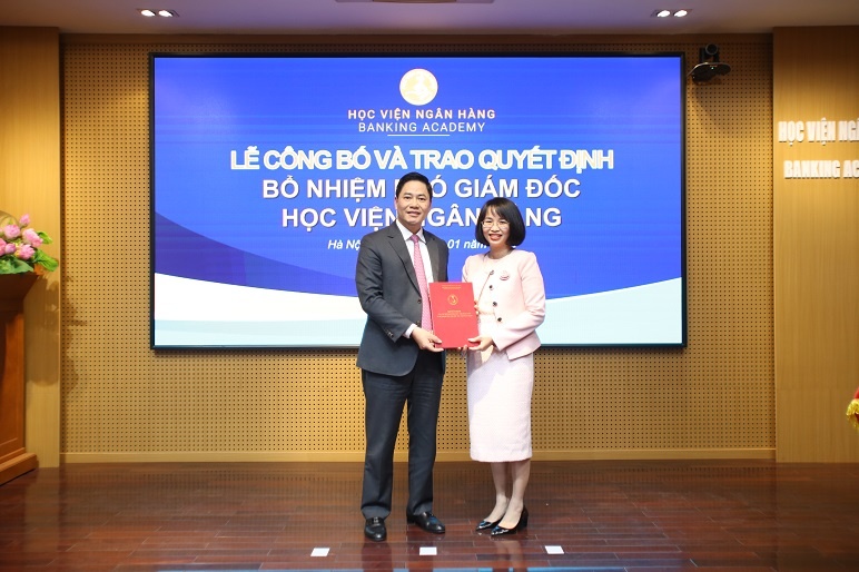TS. Bùi Hữu Toàn - Chủ tịch Hội đồng HVNH trao Quyết định bổ nhiệm chức vụ Phó Giám đốc HVNH cho PGS.TS. Phạm Thị Hoàng Anh