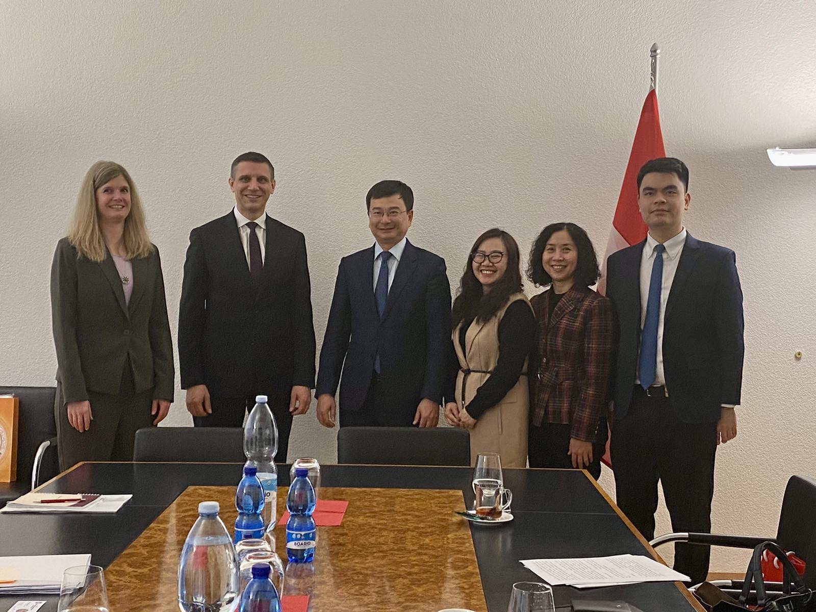Phó Thống đốc Phạm Thanh Hà và ông Ivo Germann, Vụ trưởng Vụ Kinh tế đối ngoại, SECO tại trụ sở SECO, Bern.