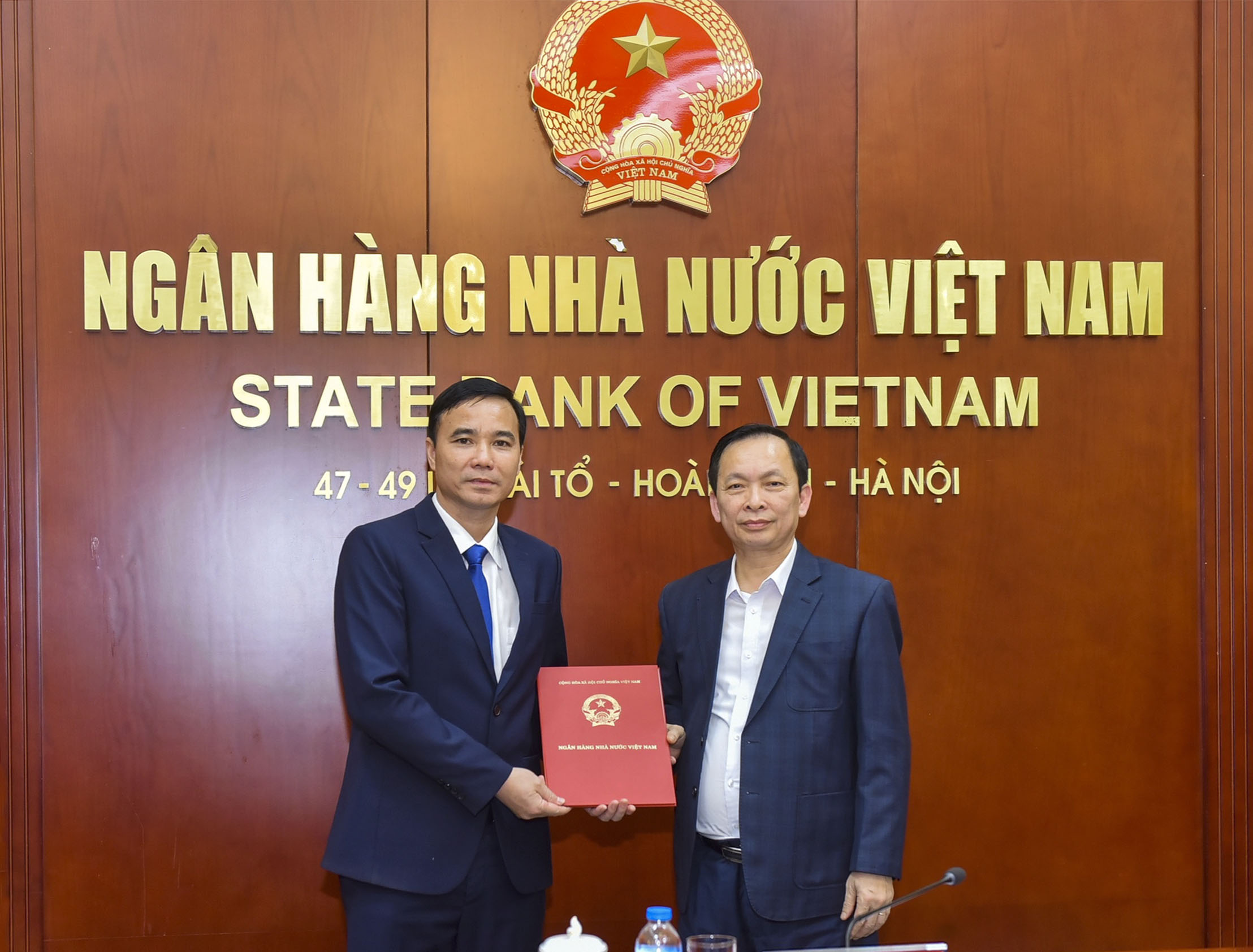 Phó Thống đốc Thường trực Đào Minh Tú trao Quyết định bổ nhiệm cho đồng chí Trần Trung Thượng
