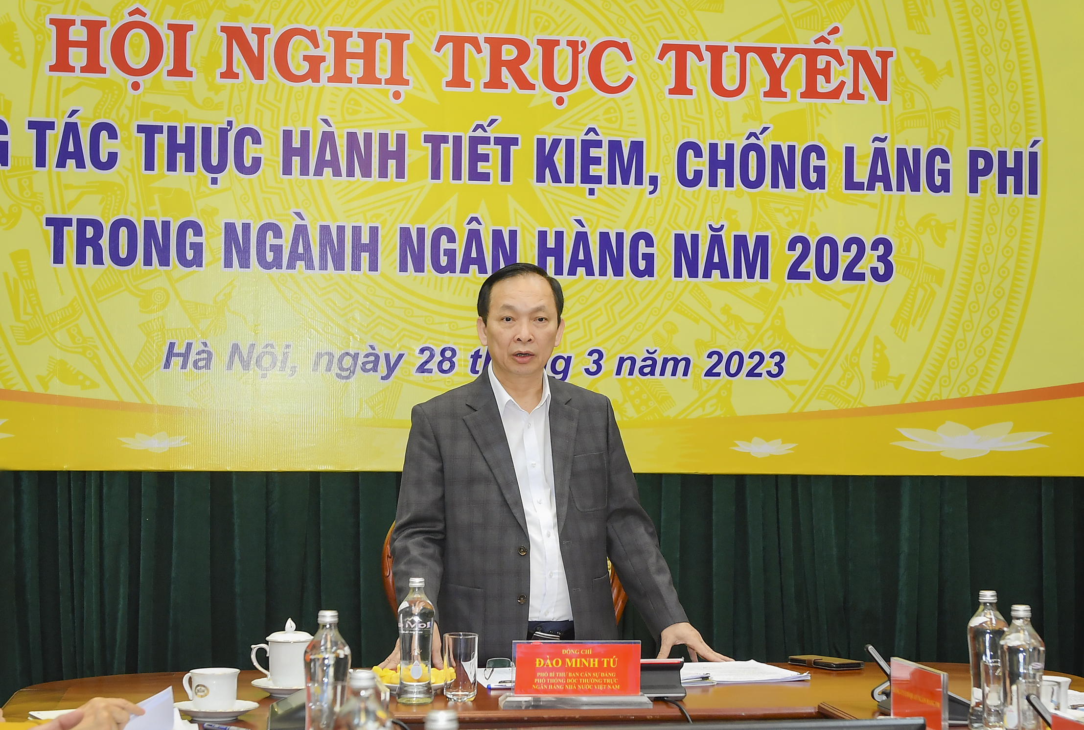 Phó Thống đốc Thường trực NHNN Đào Minh Tú chủ trì Hội nghị
