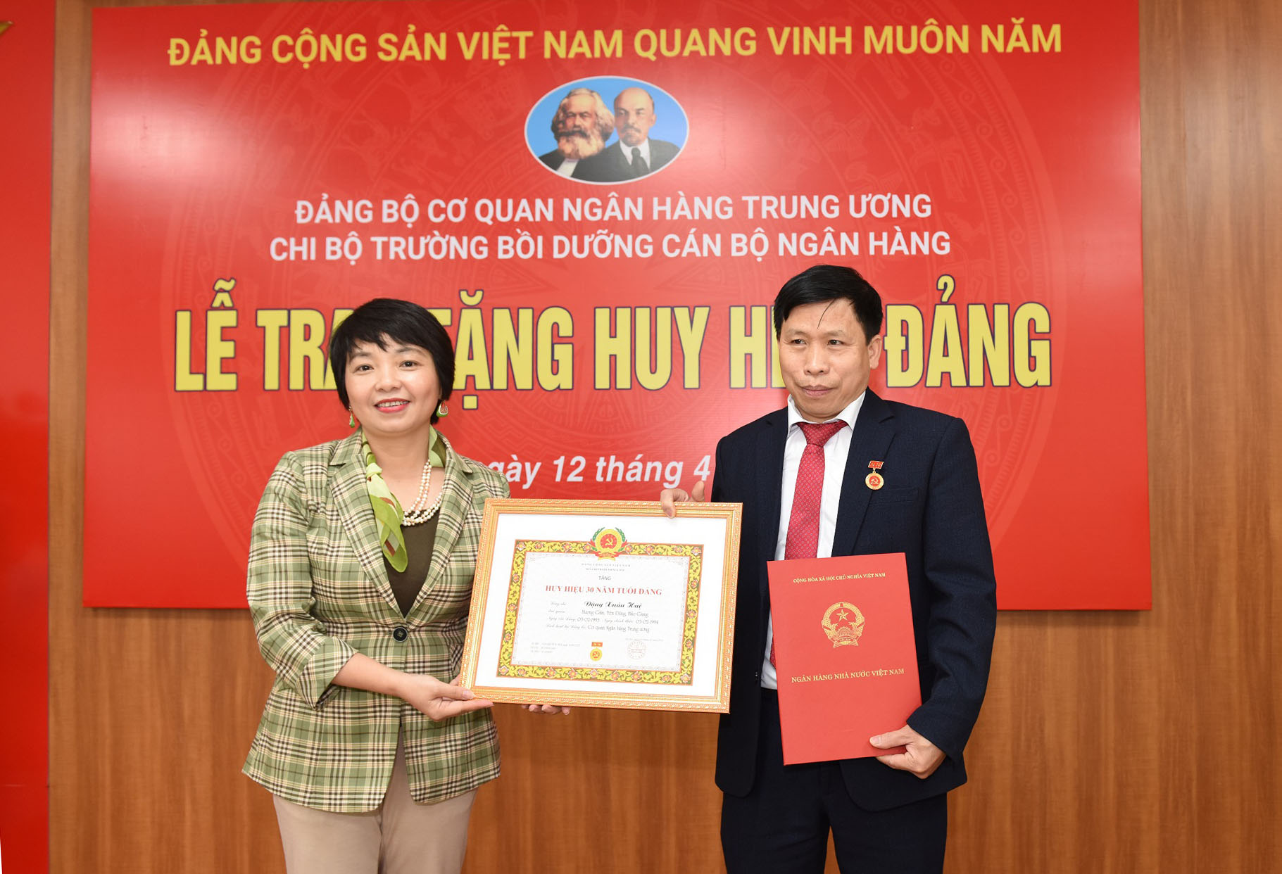 Đ/c Đặng Xuân Huệ đón nhận Huy hiệu 30 năm tuổi Đảng