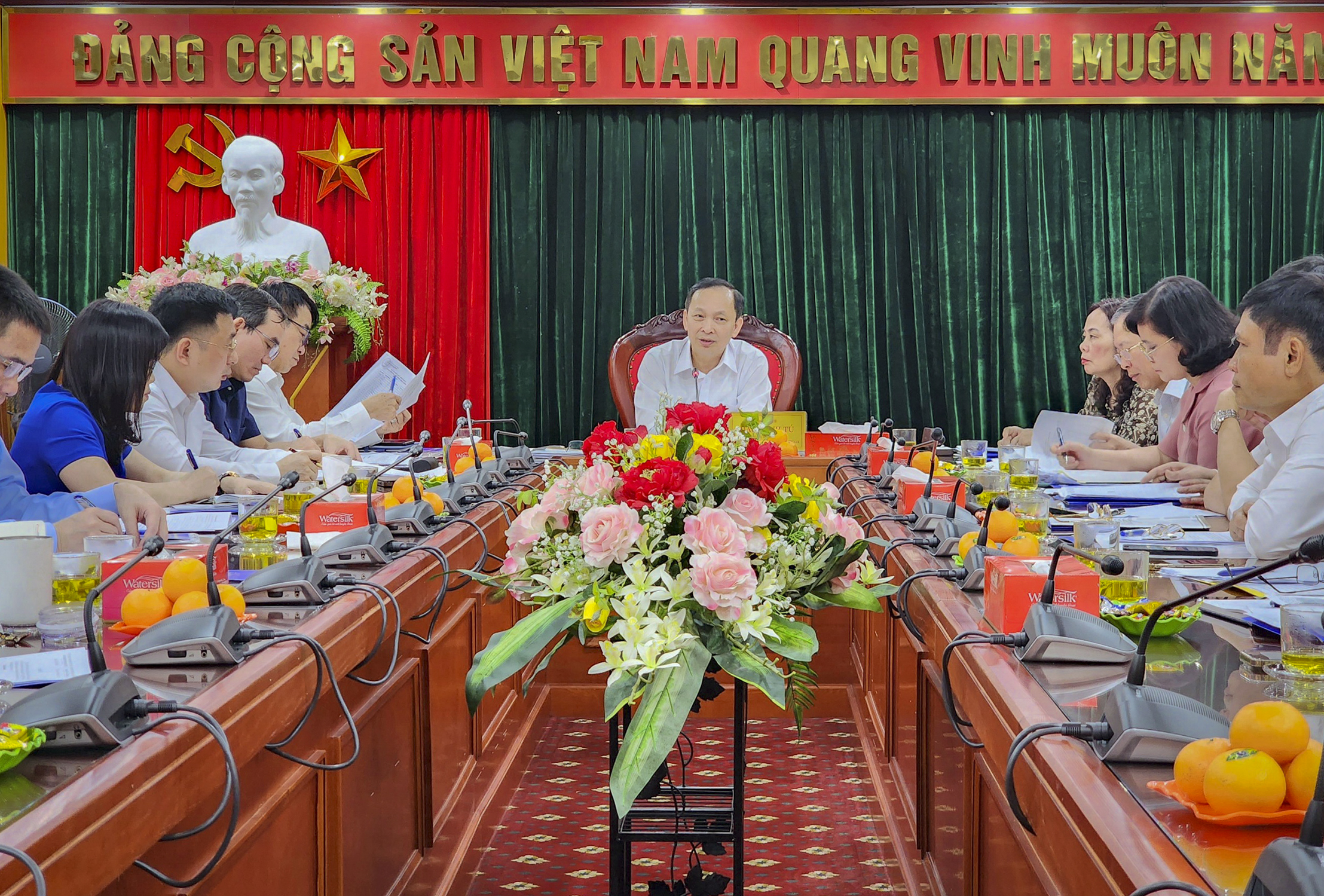 Phó Thống đốc Đào Minh Tú chủ trì buổi làm việc