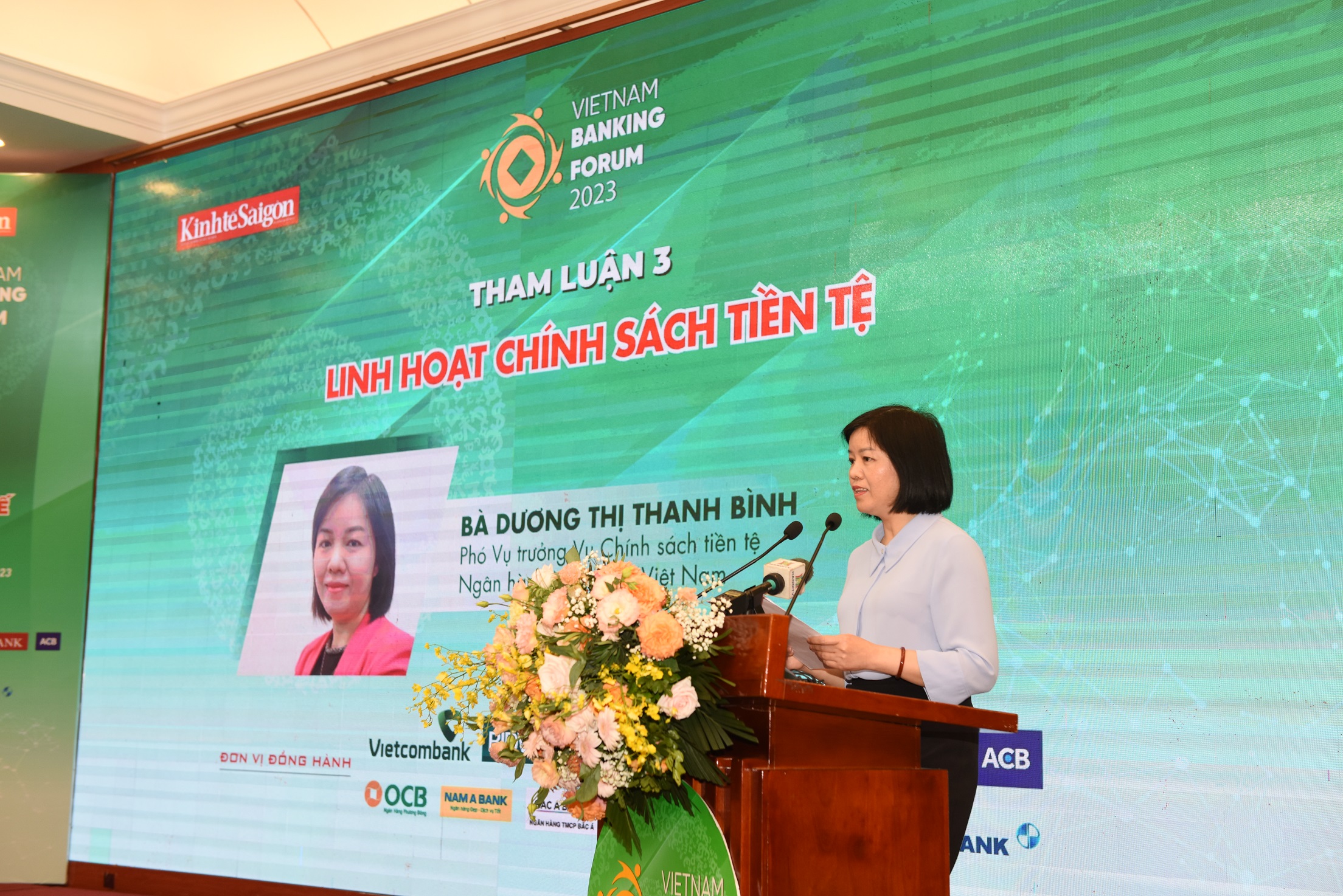 Bà Dương Thị Thanh Bình - Phó Vụ trưởng Vụ Chính sách tiền tệ trình bày tham luận tại Diễn đàn