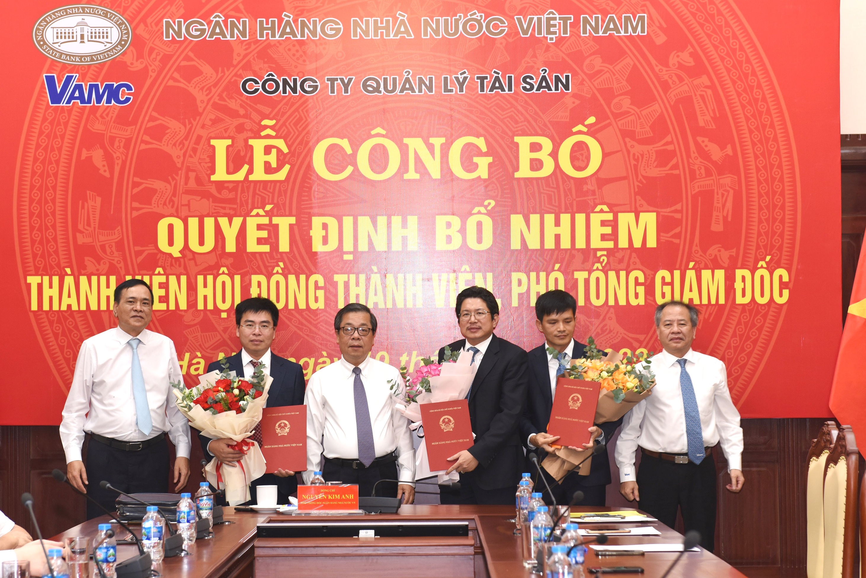 Phó Thống đốc Nguyễn Kim Anh trao Quyết định cho các đồng chí được bổ nhiệm