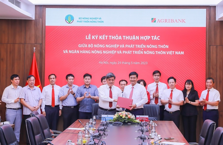 Đại diện Bộ Nông nghiệp và Phát triển nông thôn và Agribank ký kết thỏa thuận hợp tác.