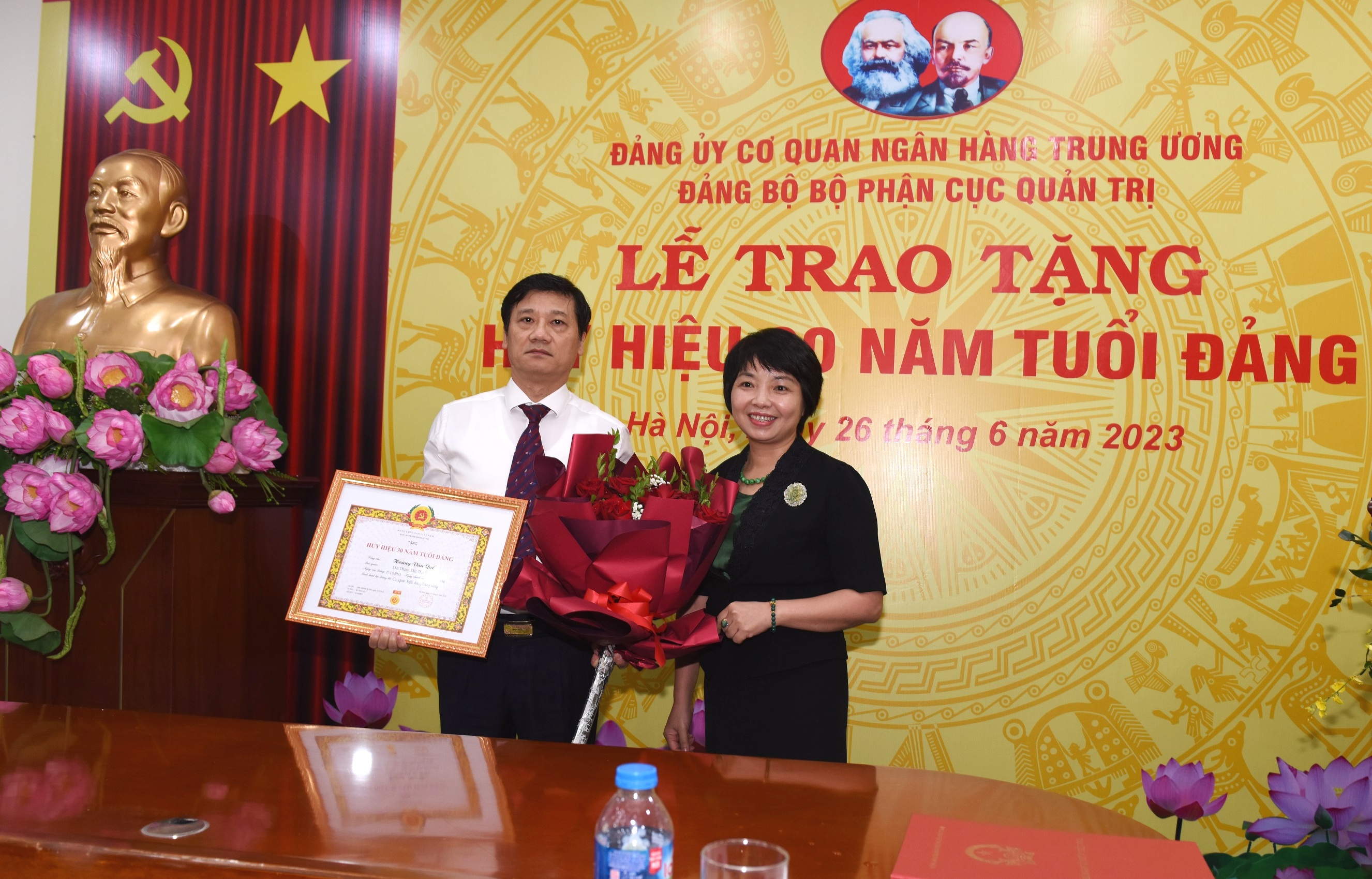 Đ/c Hoàng Văn Quế đón nhận Huy hiệu 30 năm tuổi Đảng