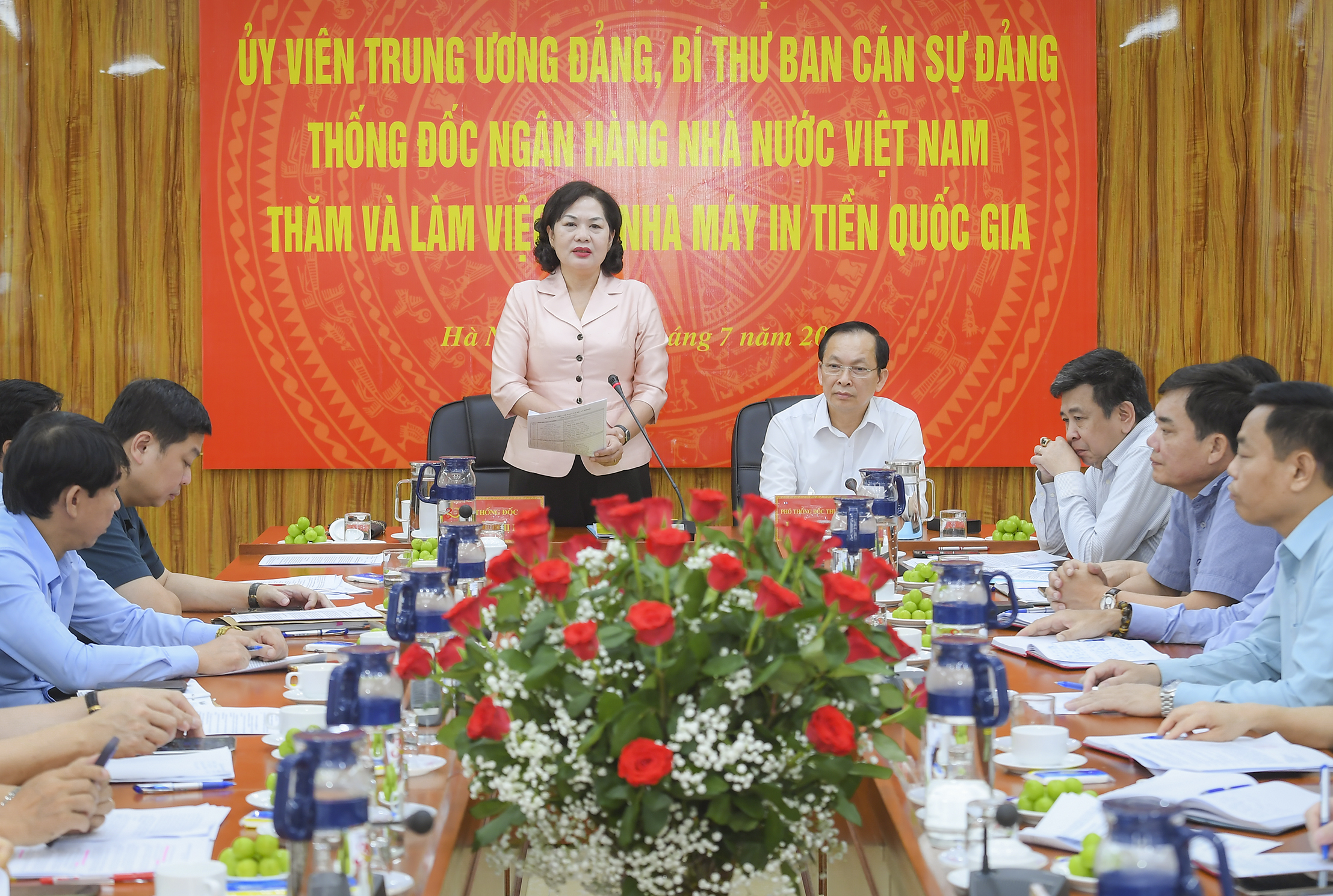 Thống đốc Nguyễn Thị Hồng phát biểu chỉ đạo tại buổi làm việc