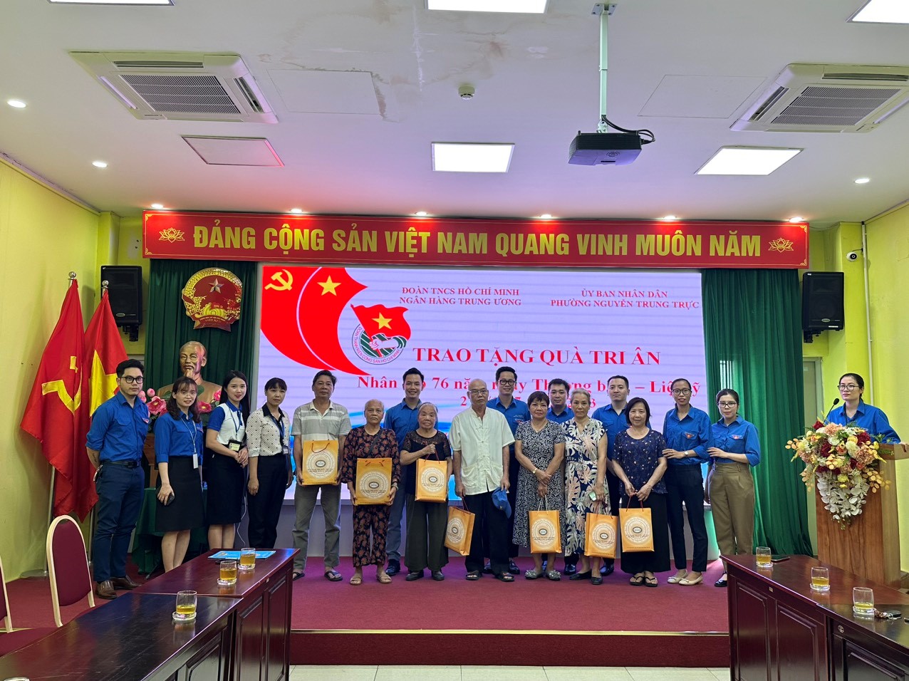 Đoàn Thanh niên NHTW trao quà tri ân các gia đình liệt sĩ và thương binh