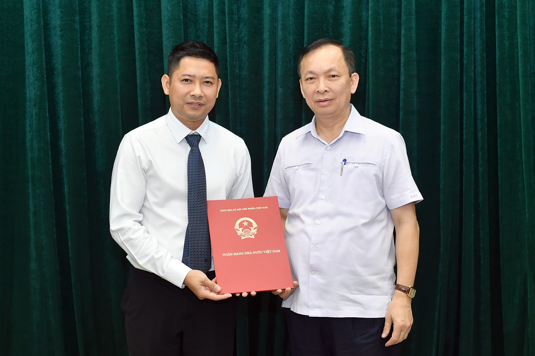 Phó Thống đốc Thường trực NHNN Đào Minh Tú trao Quyết định bổ nhiệm cho Đ/c Nguyễn Lê Nam