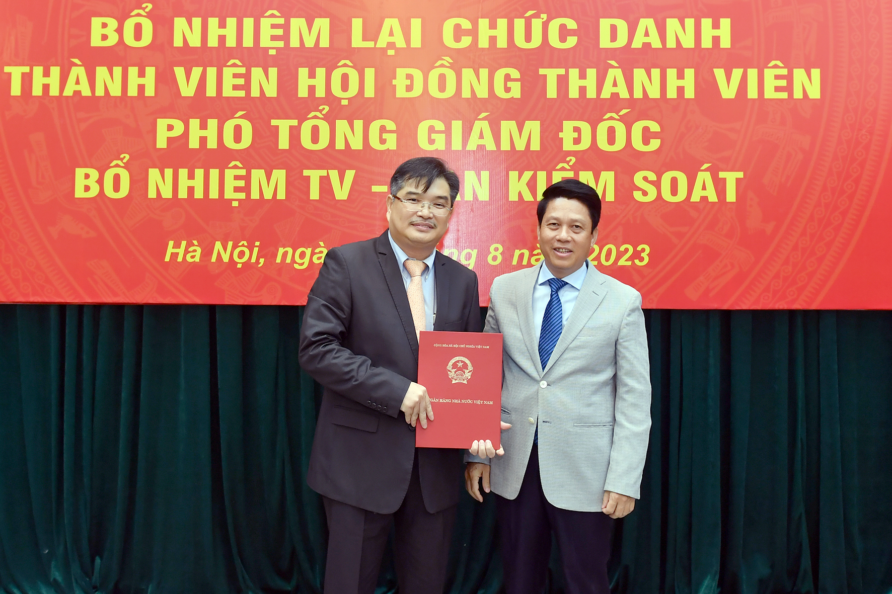 Phó Thống đốc NHNN Phạm Tiến Dũng trao Quyết định bổ nhiệm cho Đ/c Bùi Quang Trung