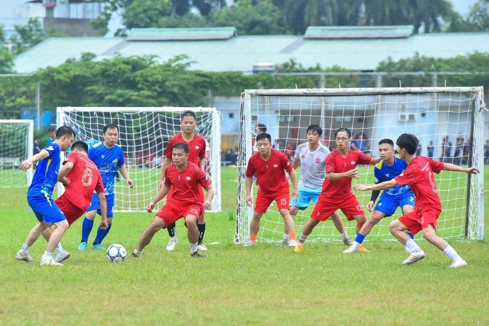 Đội bóng đá nam NHNN TW xuất sắc đi thẳng vào vòng 2