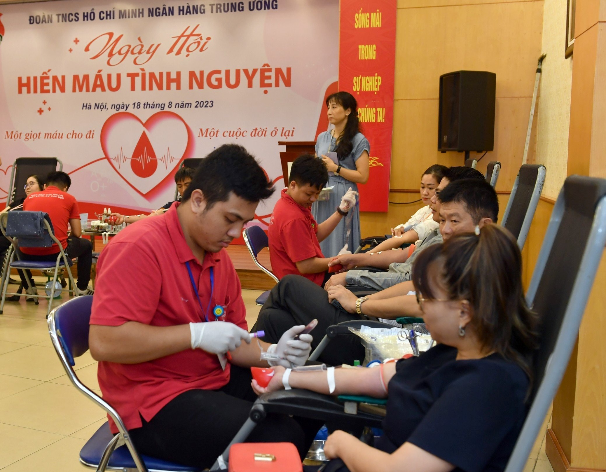 Gần 200 cán bộ, đoàn viên thanh niên đang sinh hoạt tại các cơ sở Đoàn trực thuộc Đoàn Thanh niên NHTW và công chức, viên chức, người lao động đang làm việc tại các đơn vị, Vụ, Cục thuộc NHNN tham gia hiến máu tình nguyện