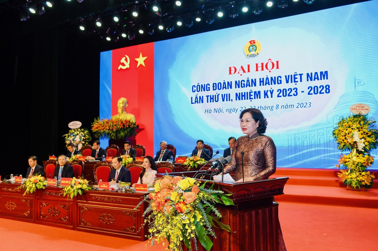 Đồng chí Nguyễn Thị Hồng, Ủy viên Ban Chấp hành Trung ương Đảng, Bí thư Ban Cán sự Đảng, Bí thư Đảng ủy cơ quan NHTW, Thống đốc Ngân hàng Nhà nước Việt Nam (NHNN) phát biểu tại Đại hội