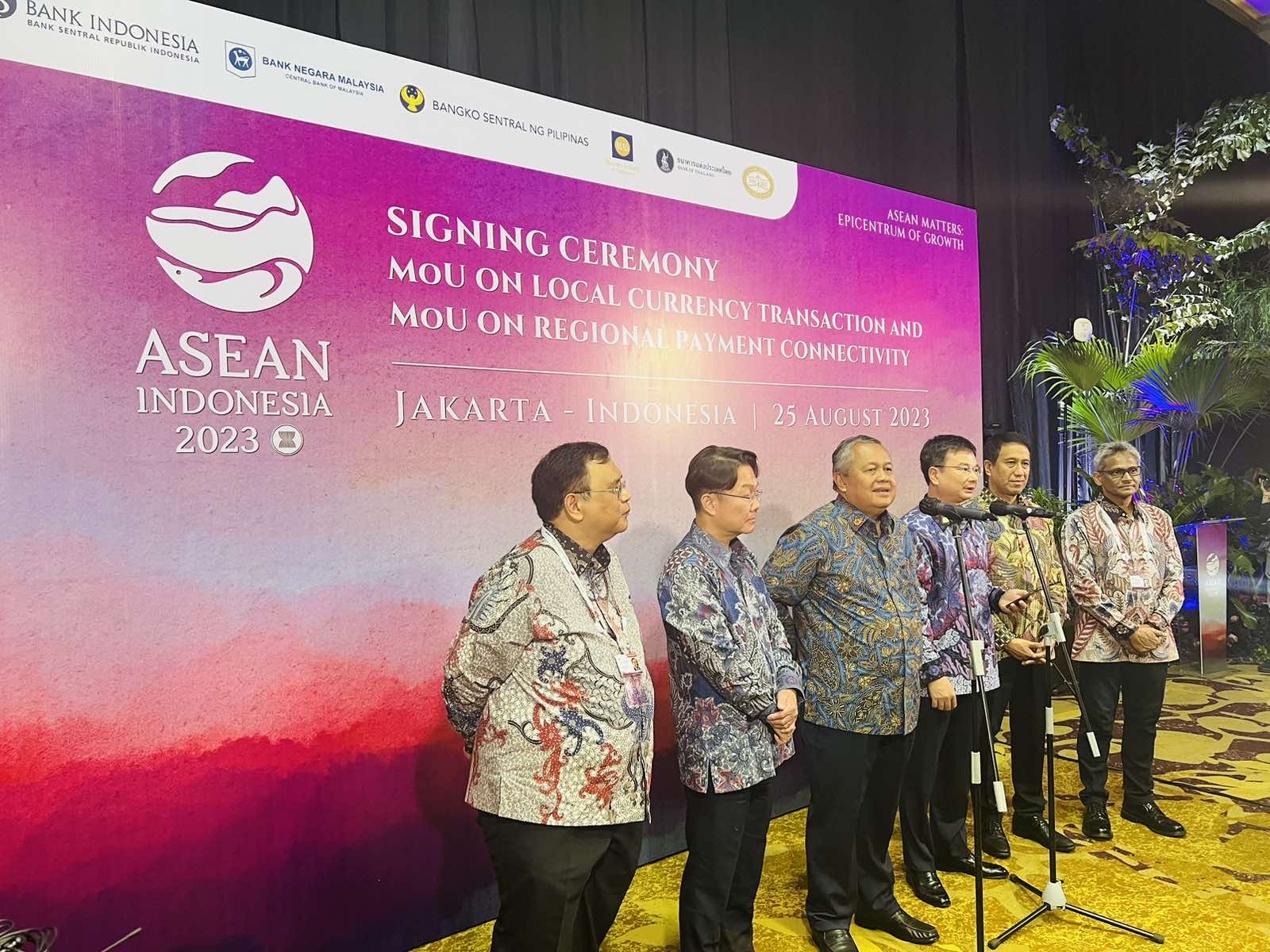 Phó Thống đốc Phạm Thanh Hà phát biểu tại buổi họp báo sau Lễ ký Biên bản ghi nhớ hợp tác kết nối thanh toán khu vực bên lề Hội nghị Thống đốc NHTW và Bộ trưởng Tài chính ASEAN lần thứ 10 tại Jakarta, Indonesia