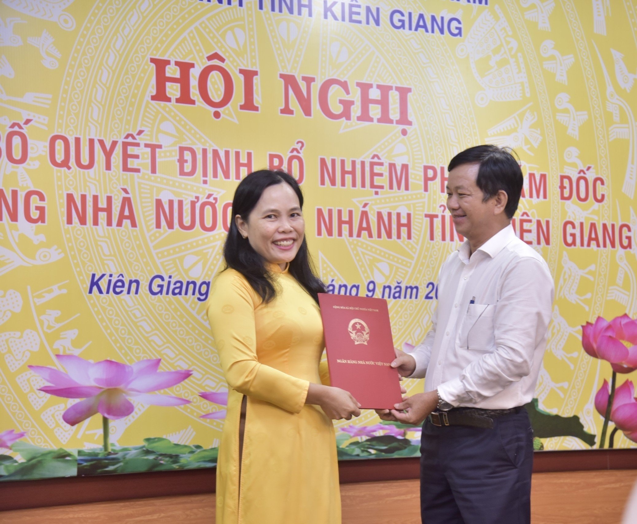 Ông Trần Văn Phước - Giám đốc NHNN chi nhánh tỉnh Kiên Giang  trao quyết định bổ nhiệm chức vụ Phó Giám đốc cho bà Ngô Hồng Phước