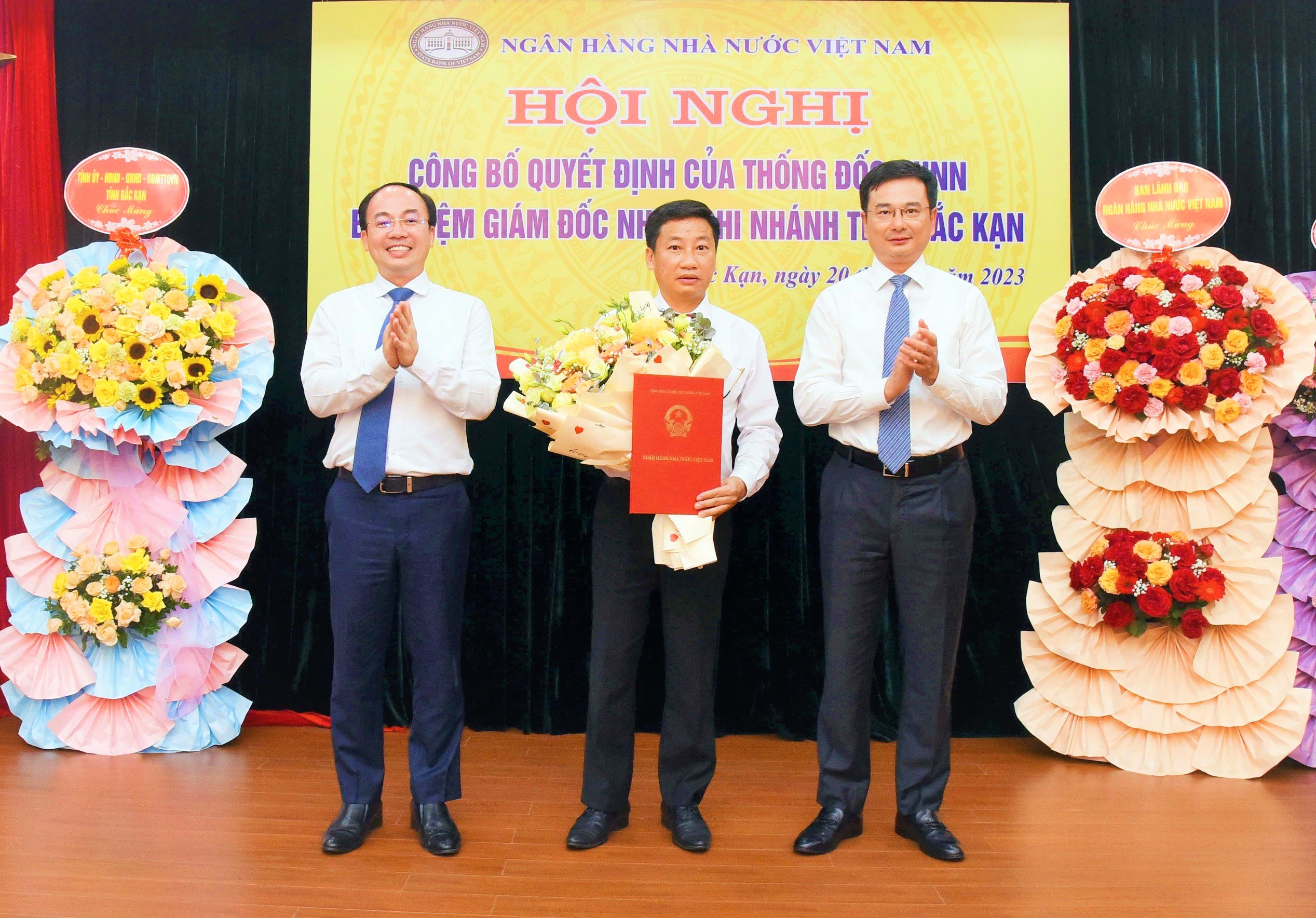 Đồng chí  Phạm Thanh Hà và đồng chí Nguyễn Đăng Bình trao Quyết định bổ nhiệm, tặng hoa chúc mừng tân Giám đốc Đoàn Sỹ Quý