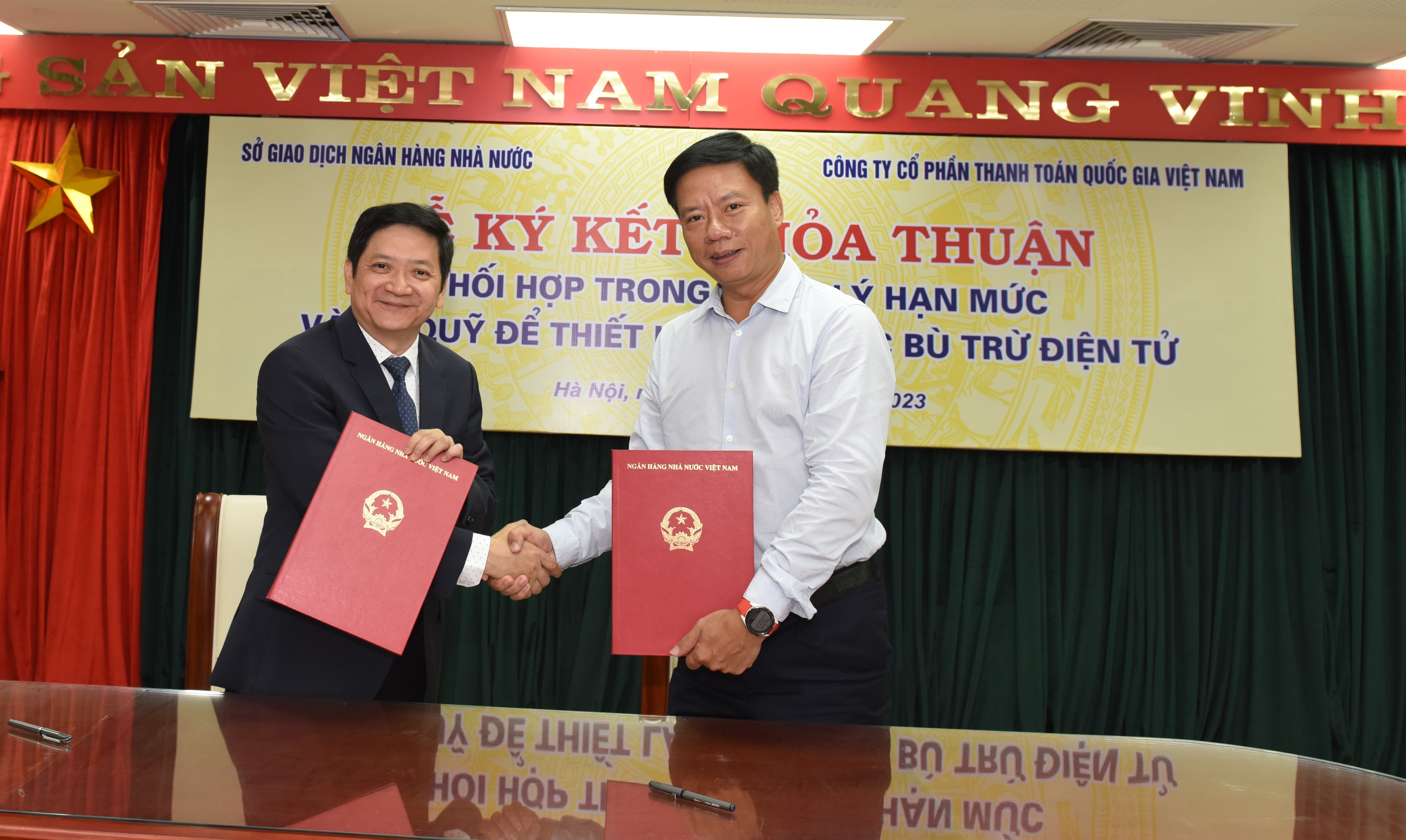 Đại diện Sở Giao dịch NHNN và Napas ký kết thỏa thuận phối hợp