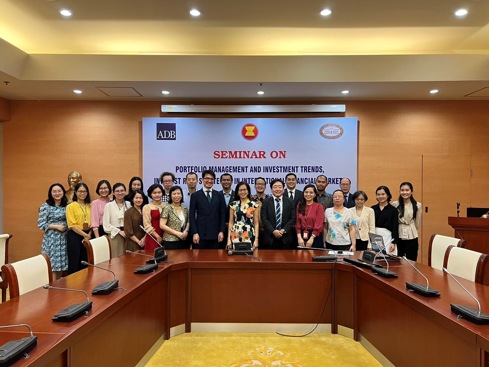 Các giảng viên chụp ảnh lưu niệm cùng các học viên NHNN