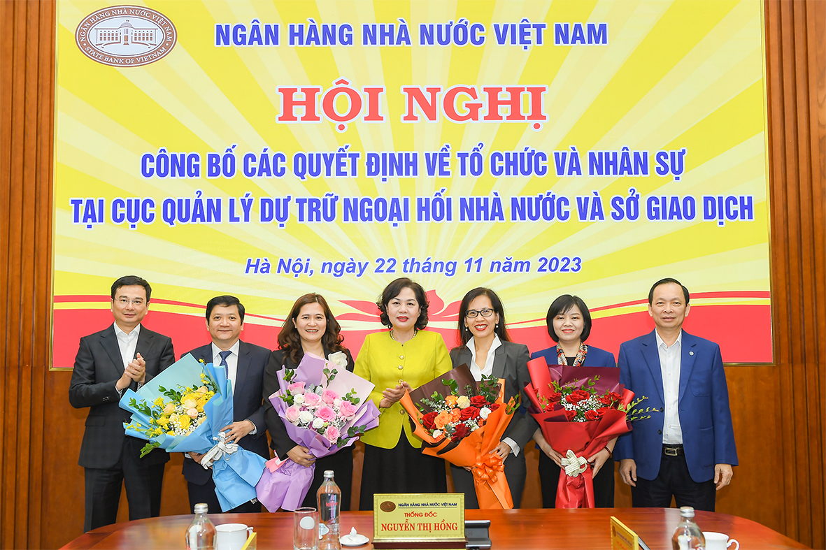 Lãnh đạo NHNN chúc mừng các đồng chí được điều động, bổ nhiệm vào vị trí công tác mới