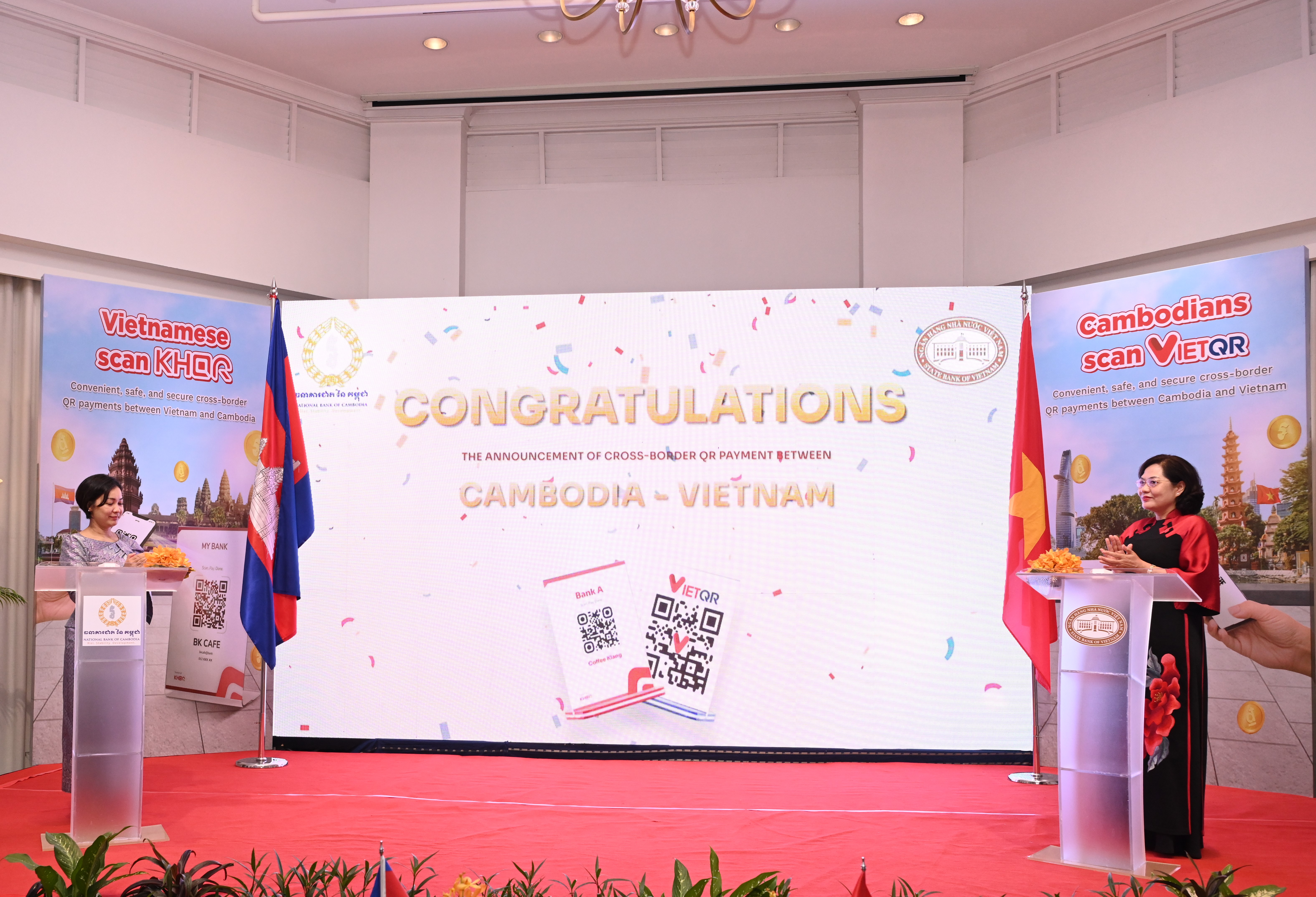 Hai Thống đốc nhấn nút khai trương liên thông thanh toán bán lẻ Việt Nam-Campuchia sử dụng mã QR