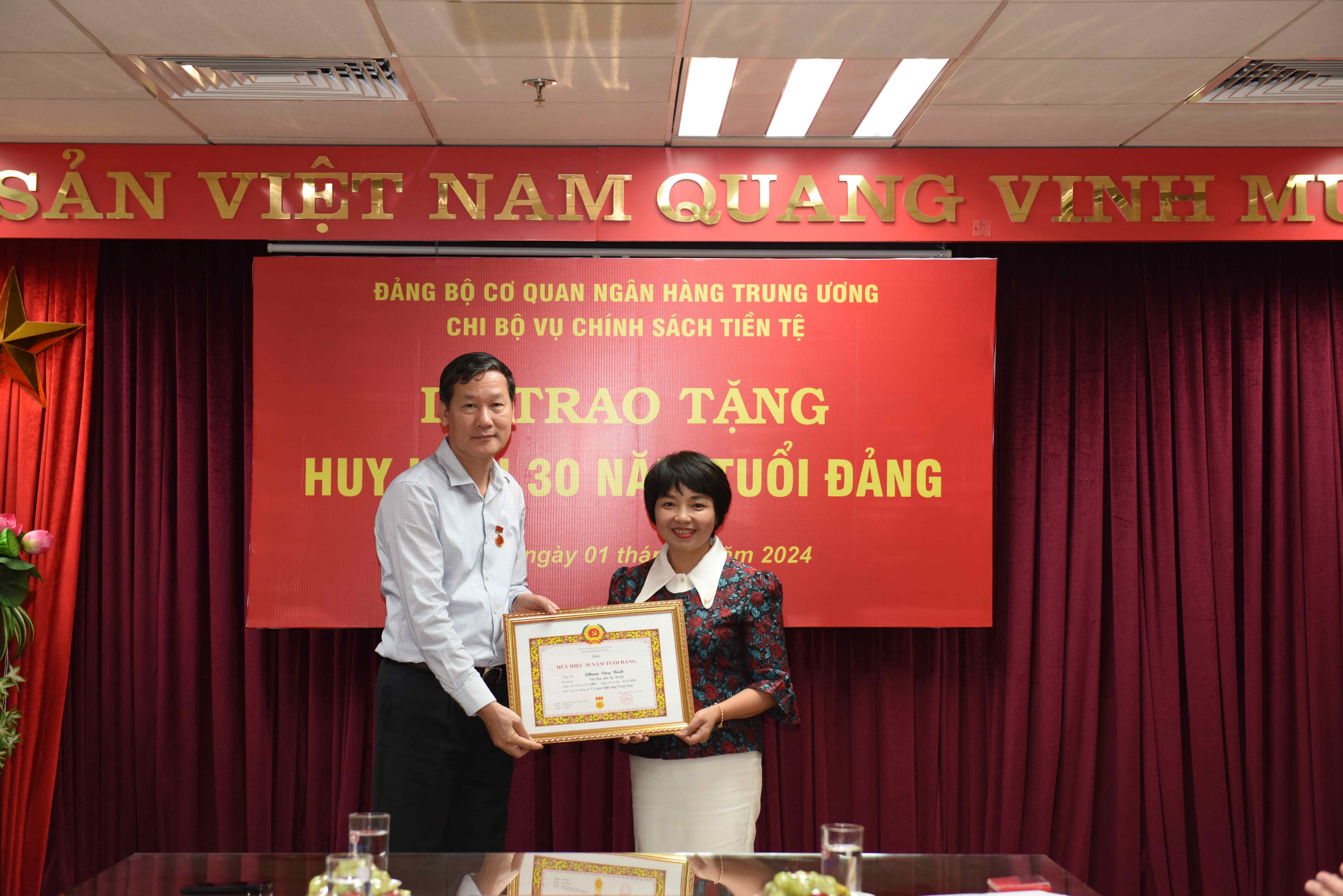 Đảng viên Phạm Duy Bình đón nhận Huy hiệu 30 năm tuổi Đảng