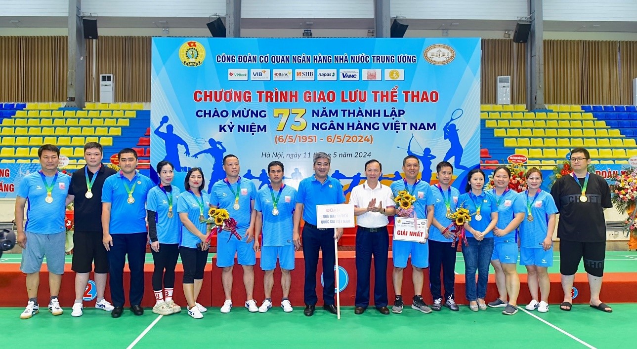Phó Thống đốc Đào Minh Tú – Chủ tịch Công đoàn Ngân hàng Việt Nam trao giải cho đội thi xuất sắc nhất