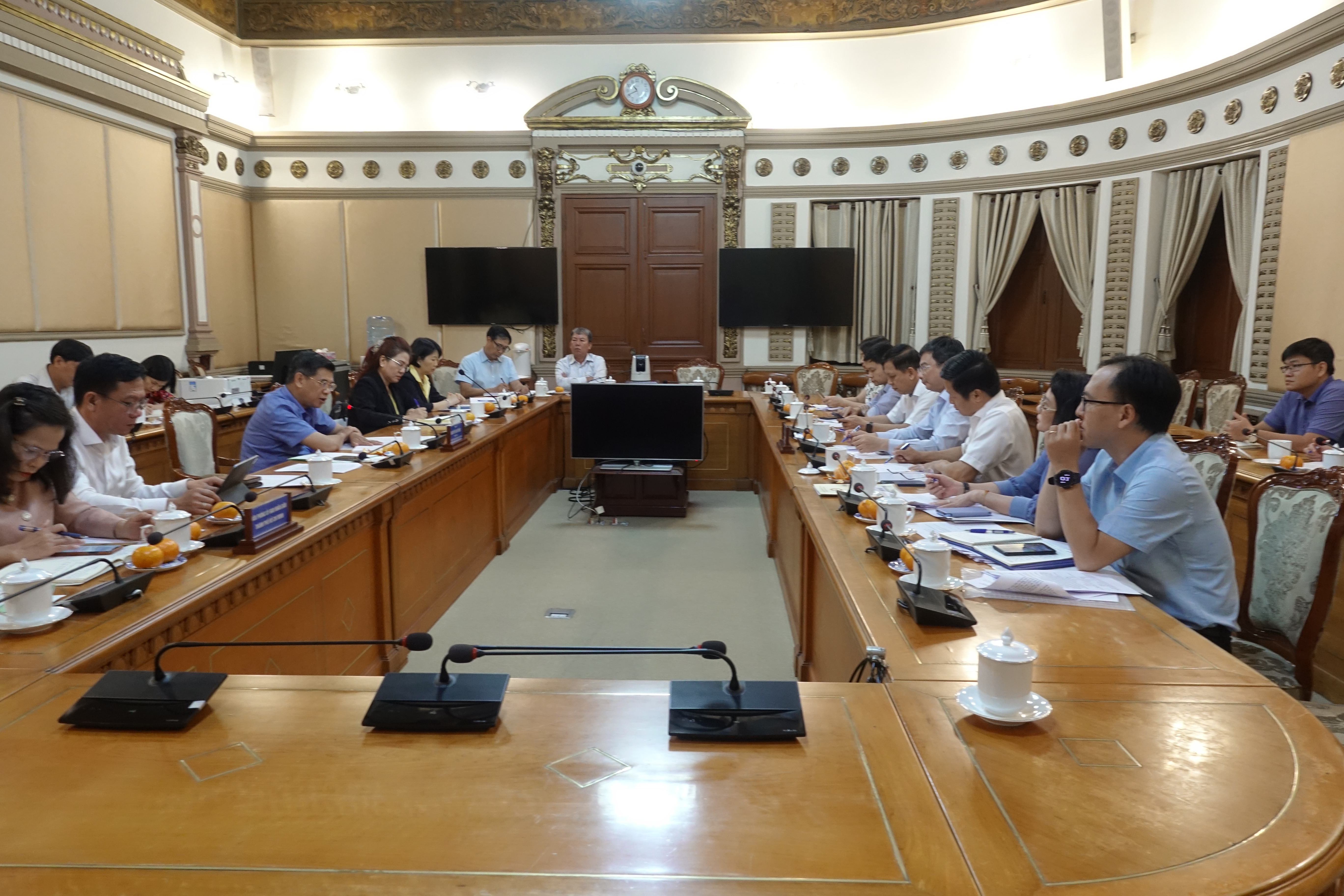 Quang cảnh buổi làm việc