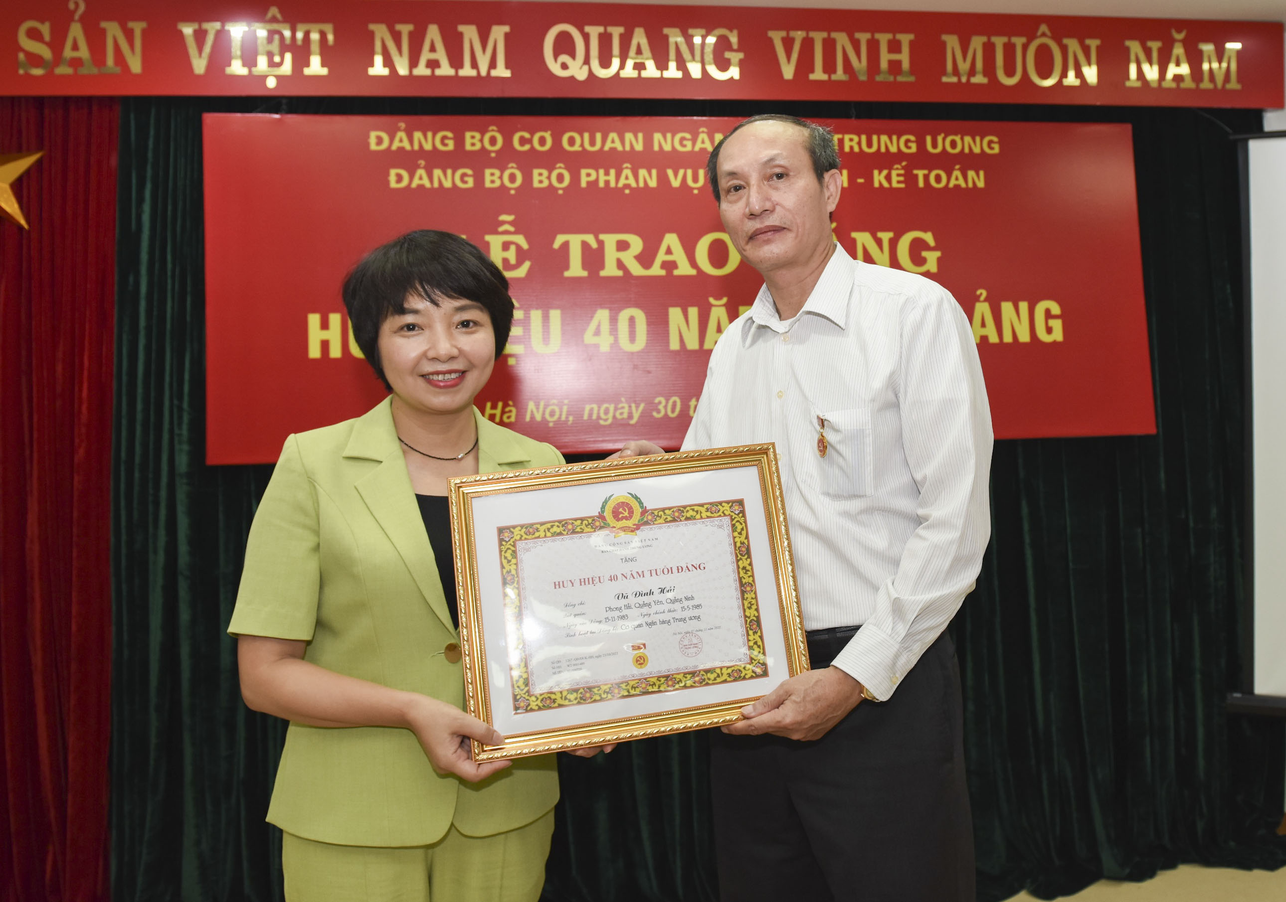 Đảng viên Vũ Đình Hải đón nhận Huy hiệu 40 năm tuổi Đảng