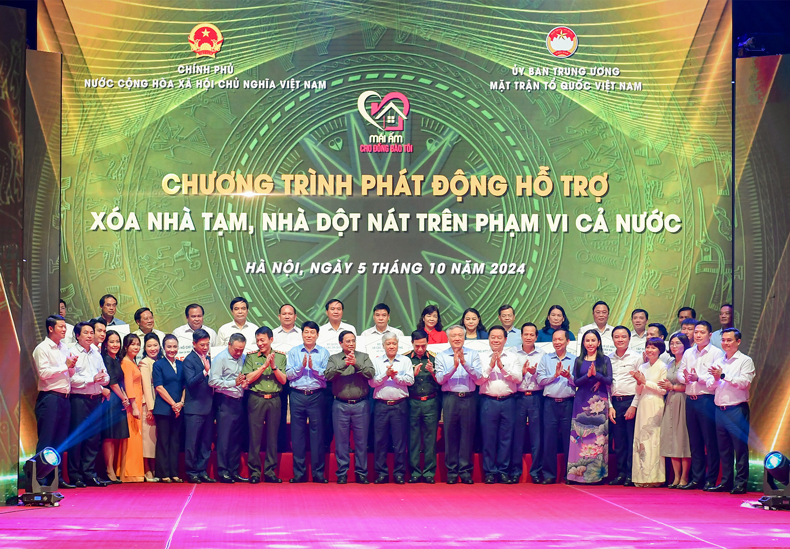 Thủ tướng Phạm Minh Chính và các đại biểu chụp ảnh lưu niệm cùng các doanh nghiệp, nhà hảo tâm đã ủng hộ chương trình xoá nhà tạm, nhà dột nát