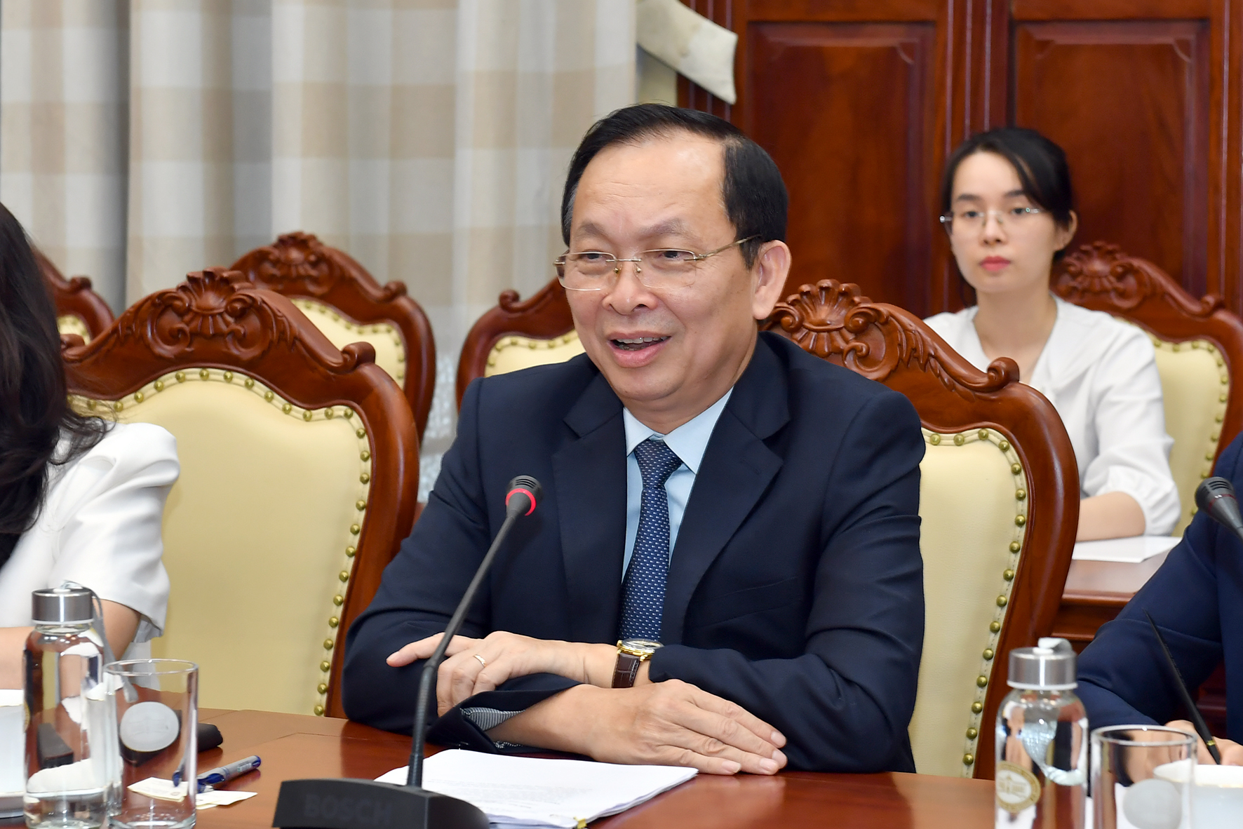 Phó Thống đốc Thường trực NHNN Đào Minh Tú tại buổi tiếp