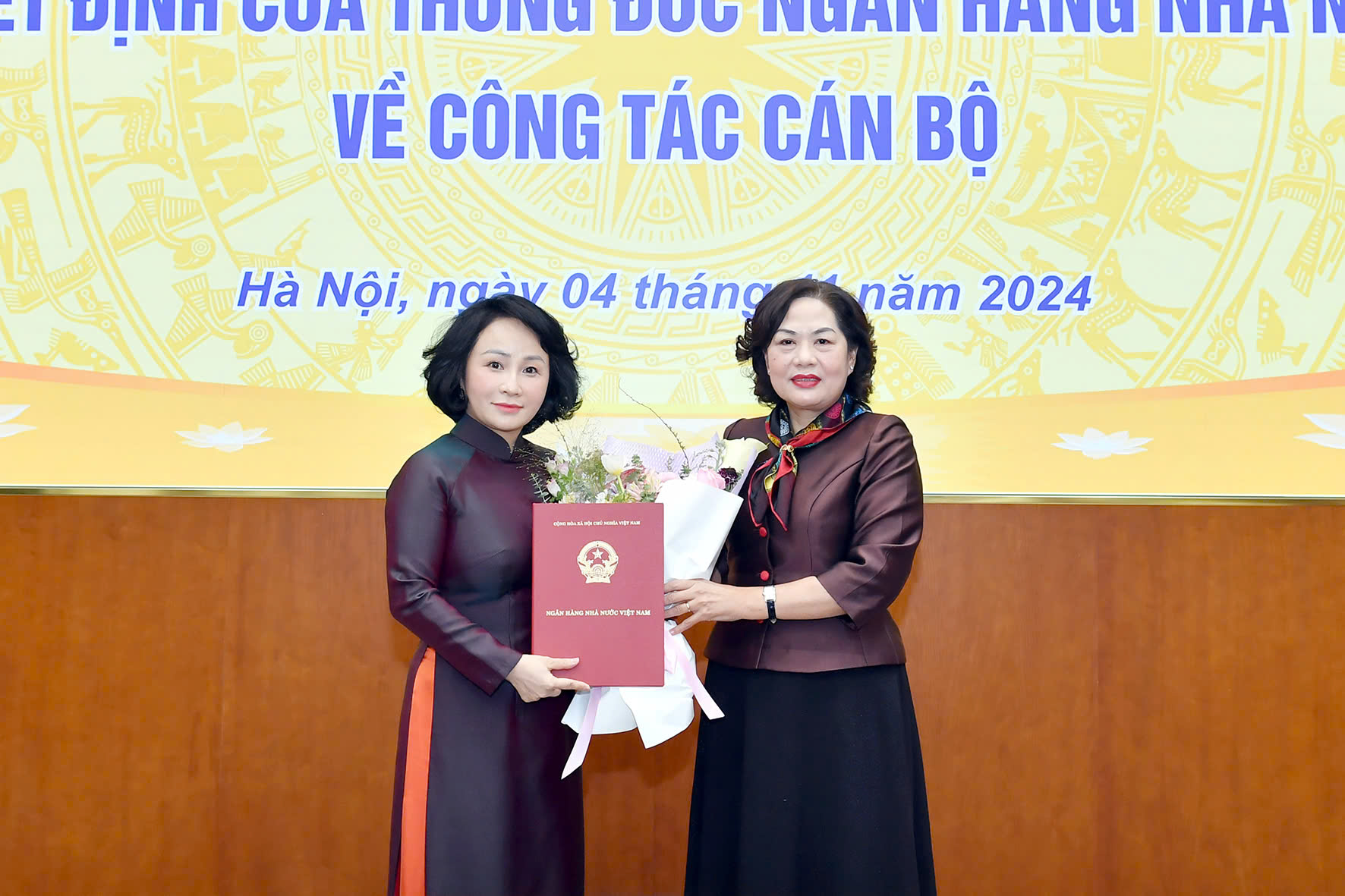 Thống đốc Nguyễn Thị Hồng trao Quyết định và chúc mừng bà Trần Thu Huyền