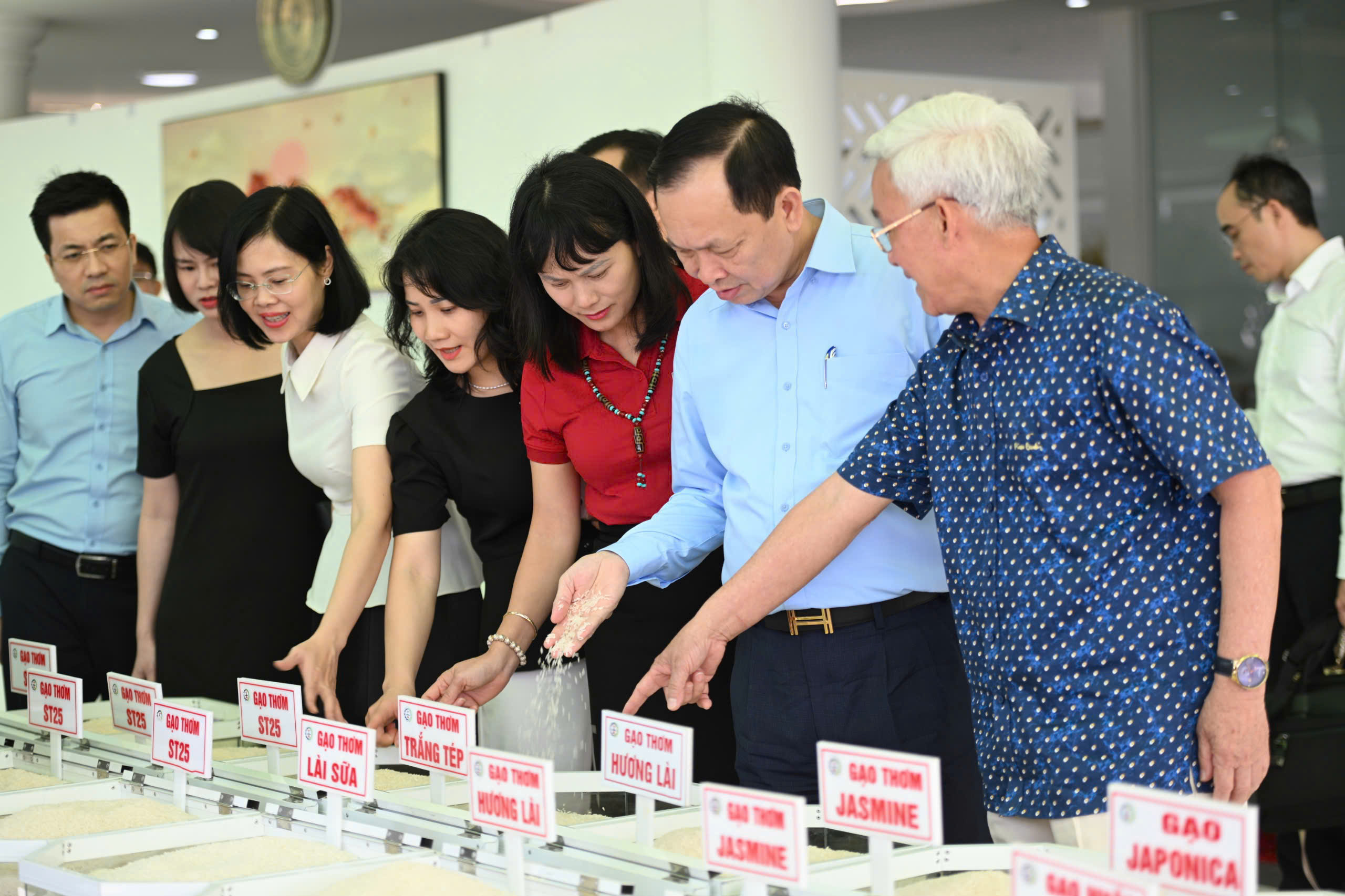 Phó Thống đốc thường trực Đào Minh Tú cùng đoàn công tác khảo sát và làm việc tại Công ty cổ phần Trung An