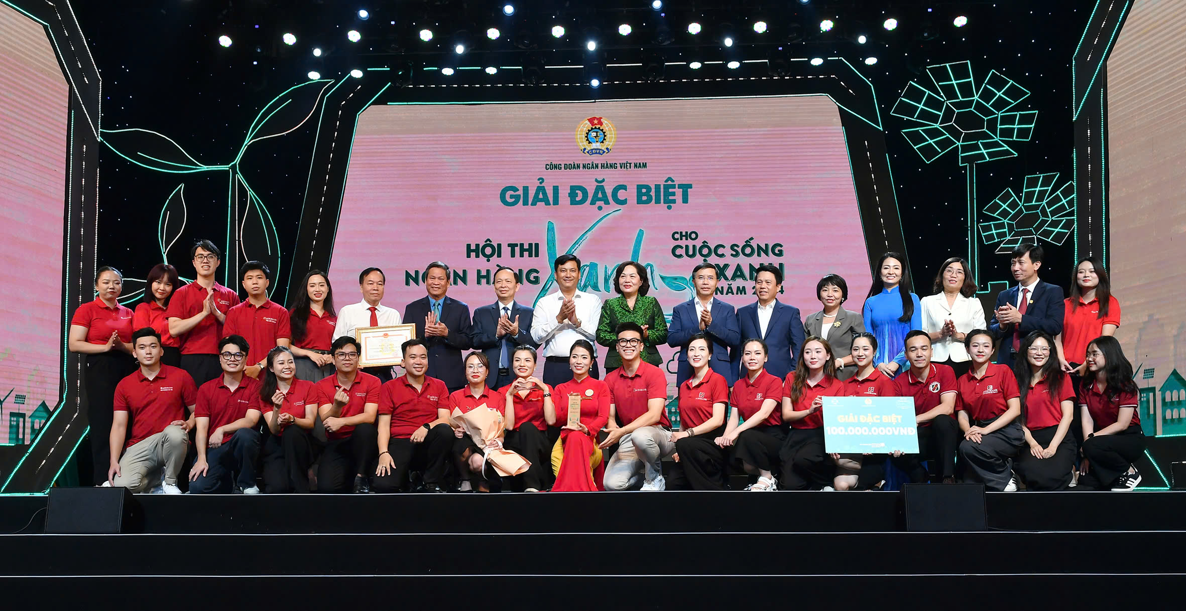 Thống đốc Nguyễn Thị Hồng cùng các đồng chí trong Ban Lãnh đạo NHNN và Phó Chủ tịch Tổng Liên đoàn Lao động Việt Nam trao Giải đặc biệt cho Đội thi Agribank