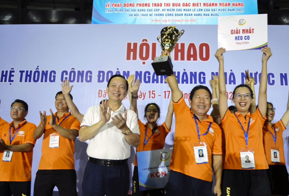 Phó Thống đốc Thường trực Đào Minh Tú trao Cup và giải Nhất bộ môn kéo co cho đội NHNN chi nhánh tỉnh Kon Tum