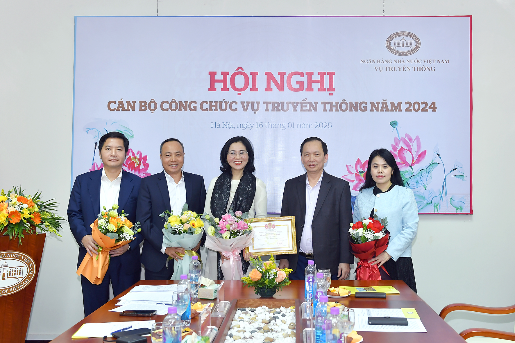 Phó Thống đốc Thường trực Đào Minh Tú trao Danh hiệu Tập thể lao động xuất sắc năm 2022 cho Tập thể Vụ Truyền thông