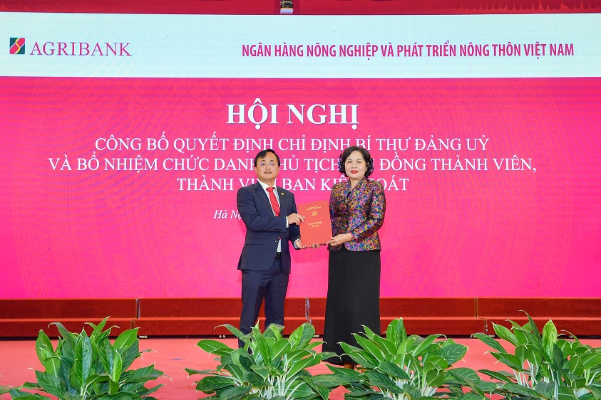 Thống đốc Nguyễn Thị Hồng trao quyết định bổ nhiệm cho đồng chí Tô Huy Vũ - tân Chủ tịch HĐTV Agribank