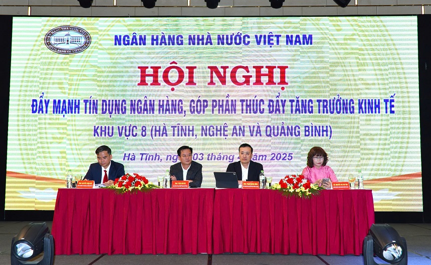 Phó Thống đốc Phạm Quang Dũng (thứ 2 từ phải sang) và Phó Chủ tịch UBND tỉnh Hà Tĩnh Trần Báu Hà (thứ 2 từ trái sang) đồng chủ trì hội nghị