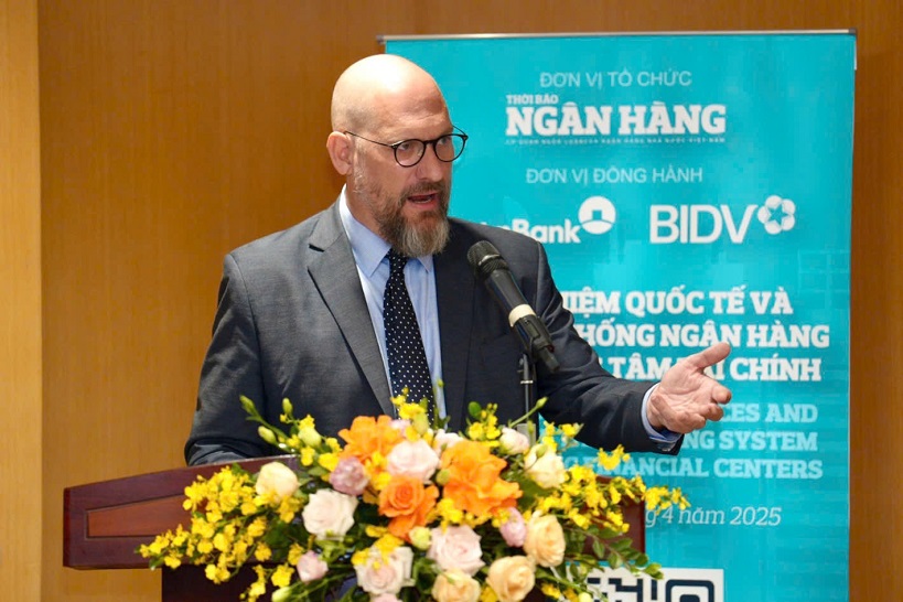 Ông Richard D. McClellan chia sẻ tại sự kiện “Kinh nghiệm quốc tế và vai trò của hệ thống ngân hàng trong trung tâm tài chính”  - Ảnh: Hoàng Giáp