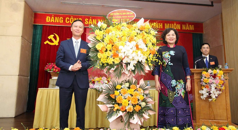 Thống đốc NHNN Nguyễn Thị Hồng tặng hoa chúc mừng Đại hội